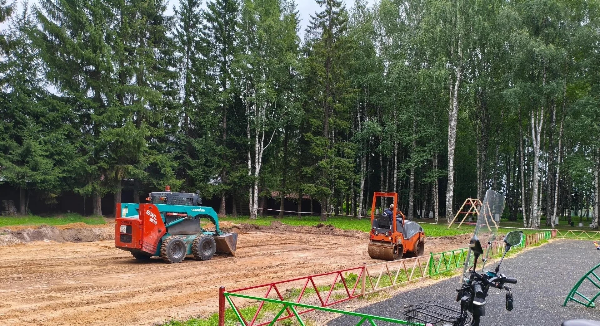 В парке Победы поселка Березник Виноградовского округа обустраивают основание под площадку для игры